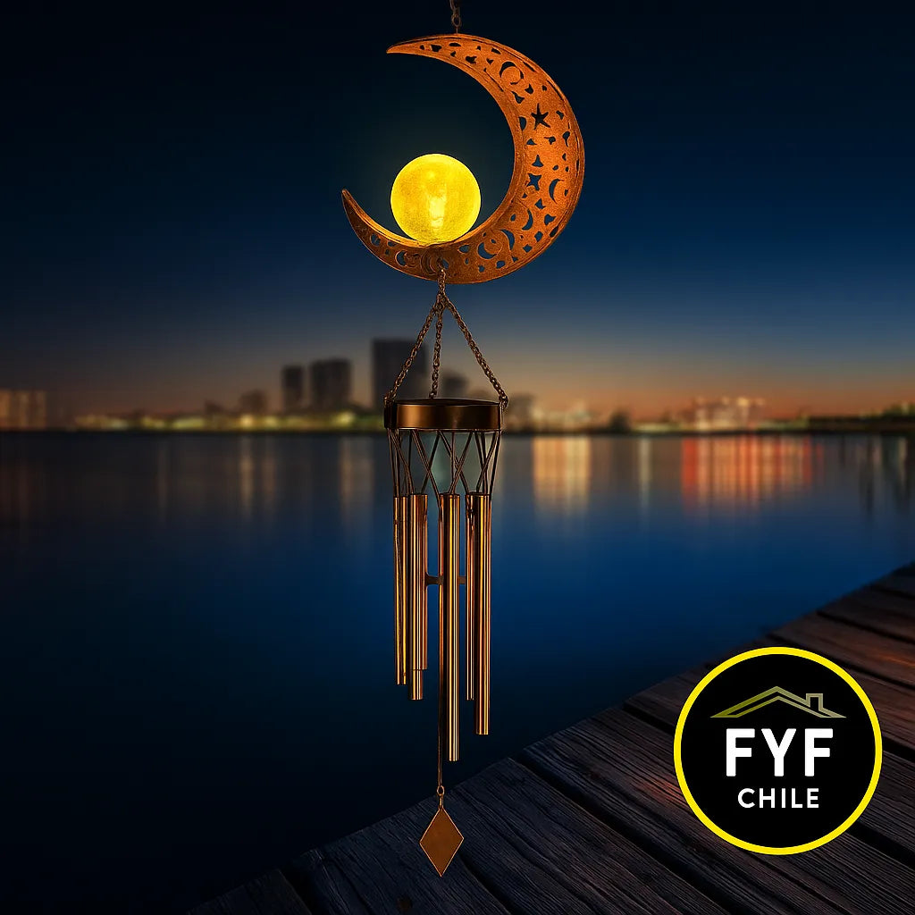 Campana de viento solar con diseño de luna iluminada colgando sobre un lago nocturno, ideal para decoración de exteriores y ambientes relajantes.
