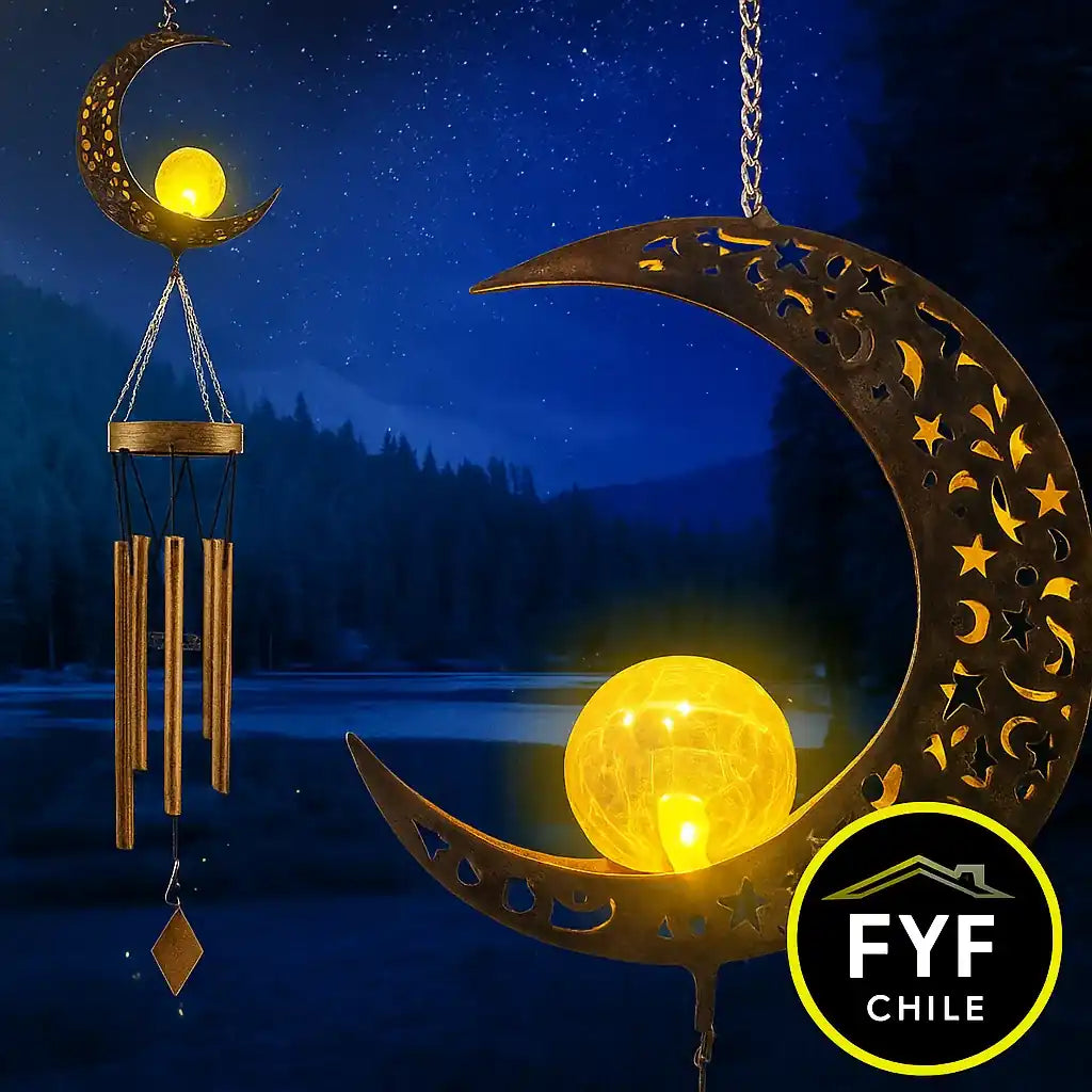 Campana de viento solar con diseño de luna iluminada en LED amarillo cálido, colgando en un paisaje nocturno con fondo de bosque, ideal para decoración mágica de jardín o terraza.