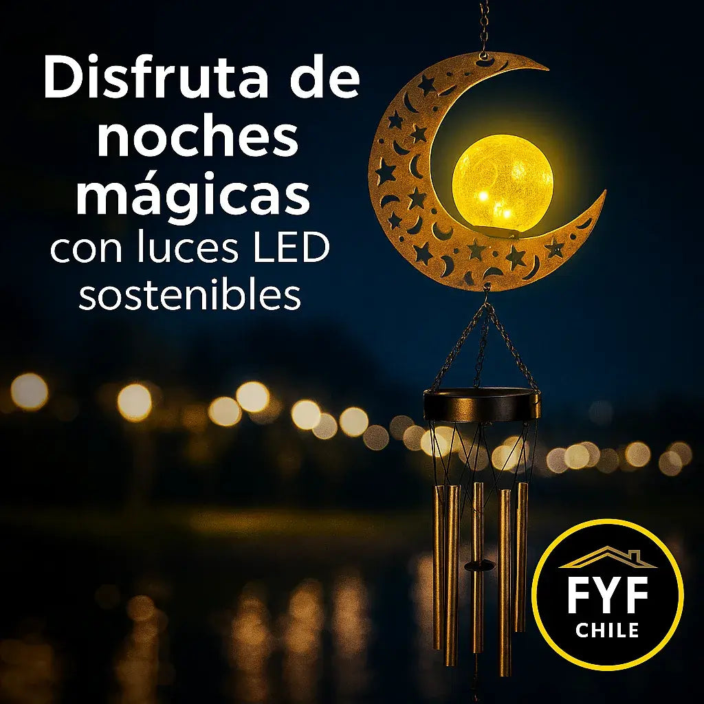 Campana de viento solar con diseño de luna iluminada LED, colgando sobre una mesa navideña con decoración cálida y logo de FYF Chile.