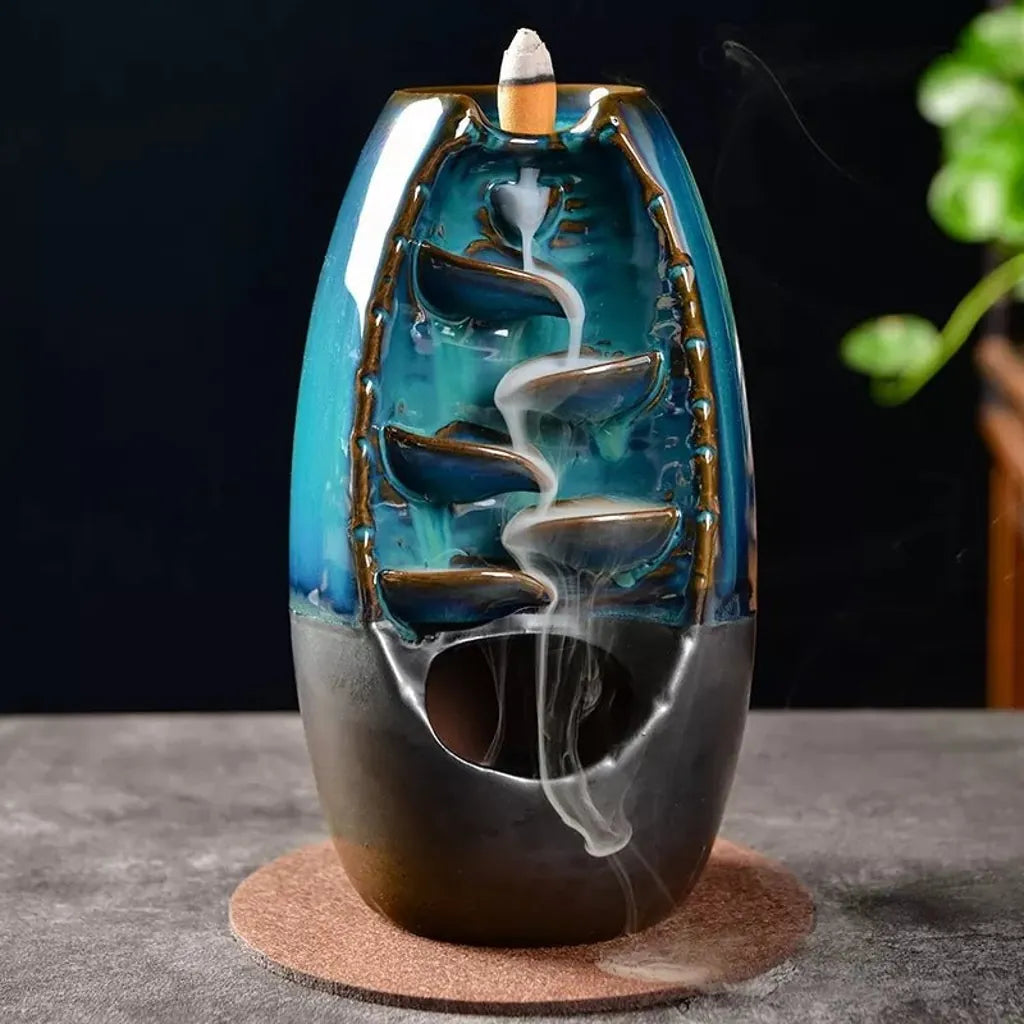 Cascada de humo de cerámica en tonos azules con efecto visual descendente, ideal como regalo zen decorativo
