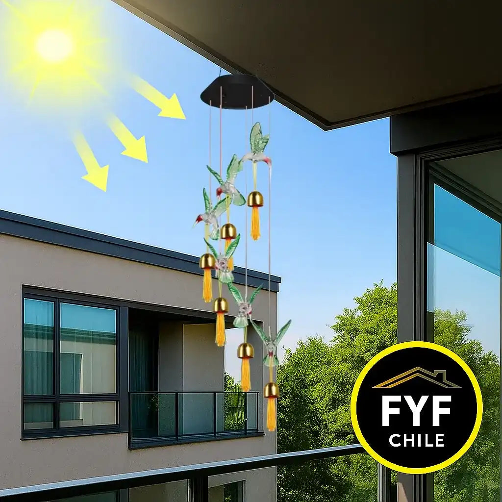 Colgante solar de colibrí recibiendo luz del sol en un balcón moderno para carga diaria eficiente.