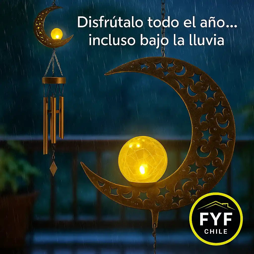 Colgante solar de luna con luz LED cálida encendido bajo la lluvia en un balcón, demostrando su resistencia al clima. Incluye campanillas metálicas y diseño decorativo con estrellas. Ideal para jardín o terraza. Marca FYF Chile.