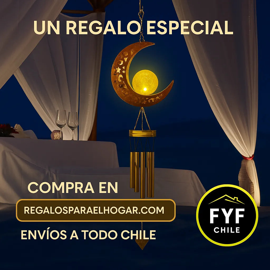 Colgante solar decorativo con forma de luna y campanillas metálicas, iluminado sobre una terraza junto al mar. Imagen con texto que dice “Un regalo especial – Compra en regalosparaelhogar.com – Envíos a todo Chile” y logo de FYF Chile.