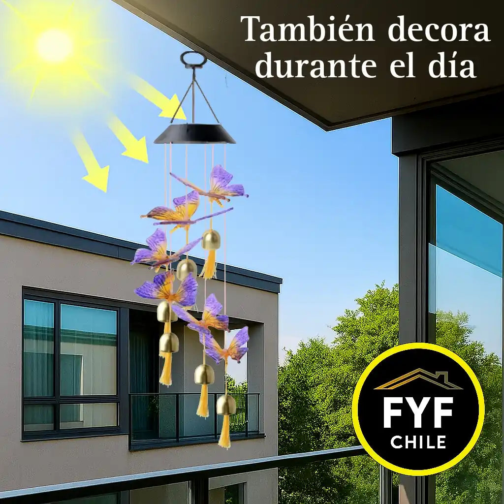 Colgante solar de mariposas decorando un balcón durante el día, cargándose con energía solar