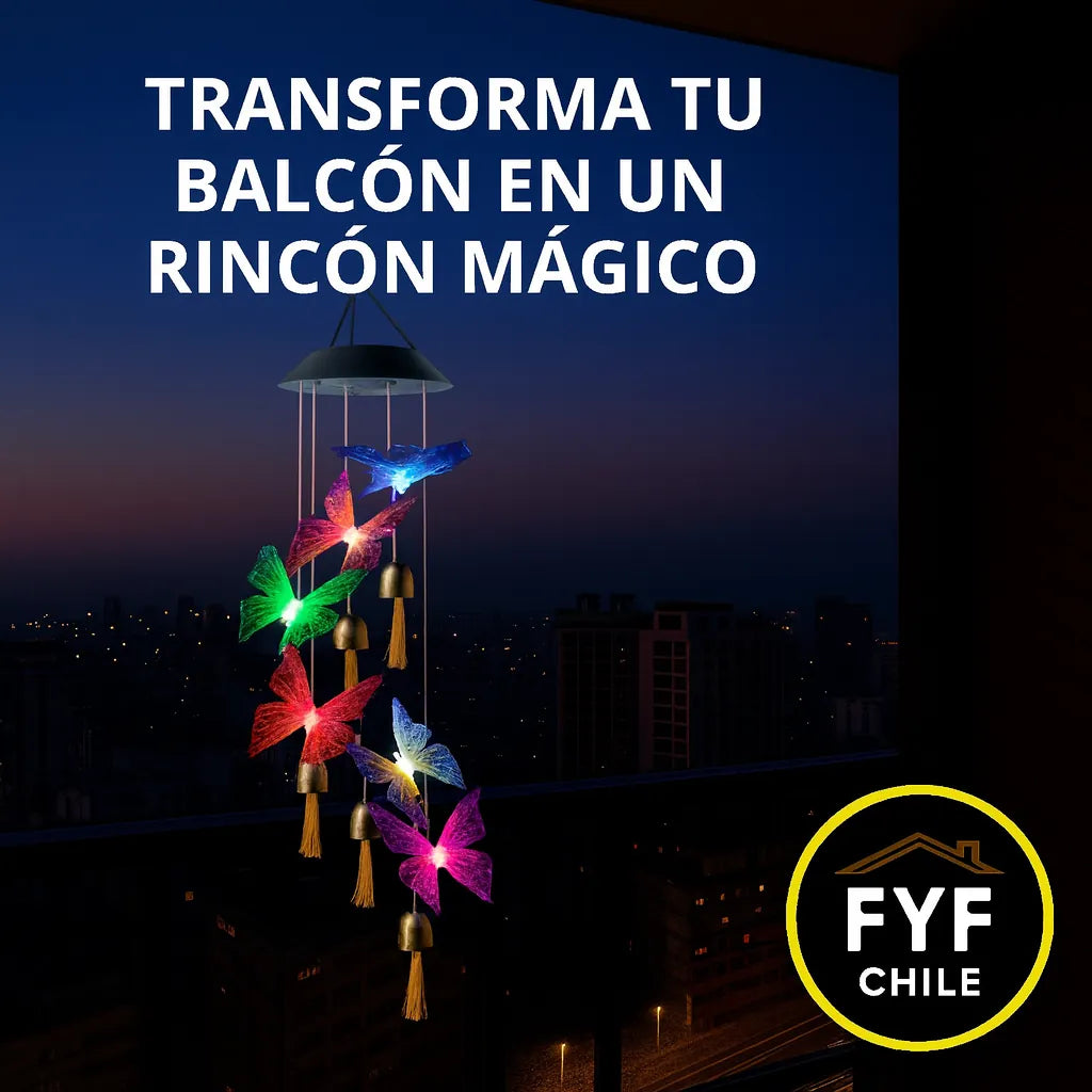 Colgante solar de mariposas iluminado colgando en un balcón al anochecer, creando un ambiente mágico con luces LED multicolor