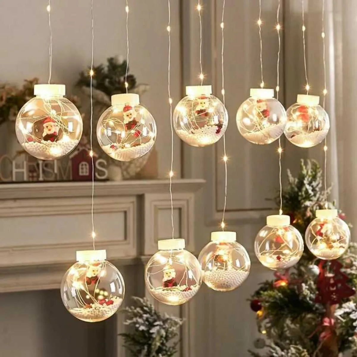 Esferas navideñas solares LED colgantes con luz cálida decorando un ambiente interior festivo