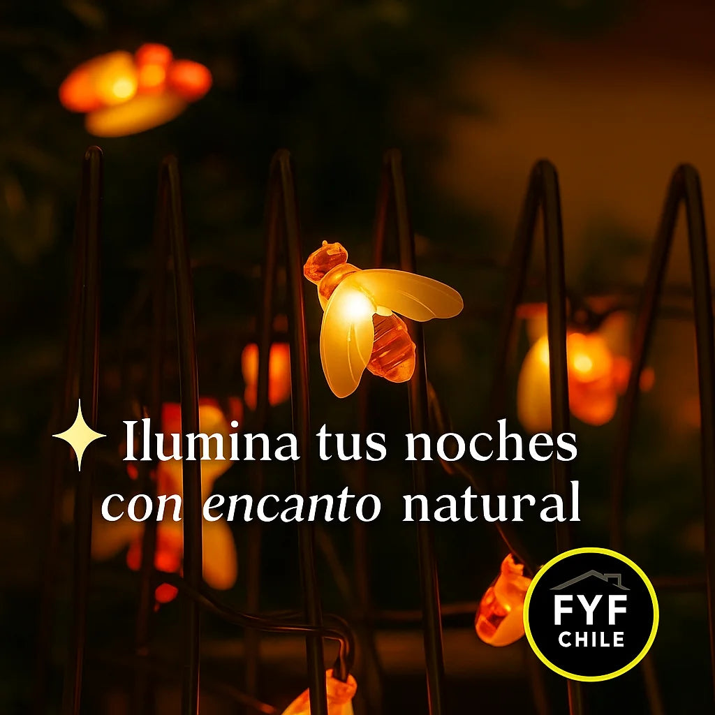 Guirnalda solar de abejitas LED iluminando un jardín al anochecer, ideal para decorar con encanto natural