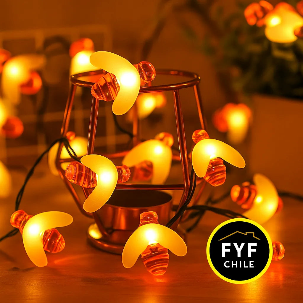 Decoración mágica con guirnalda solar de abejitas LED encendidas sobre soporte metálico, ideal para terrazas y rincones acogedores