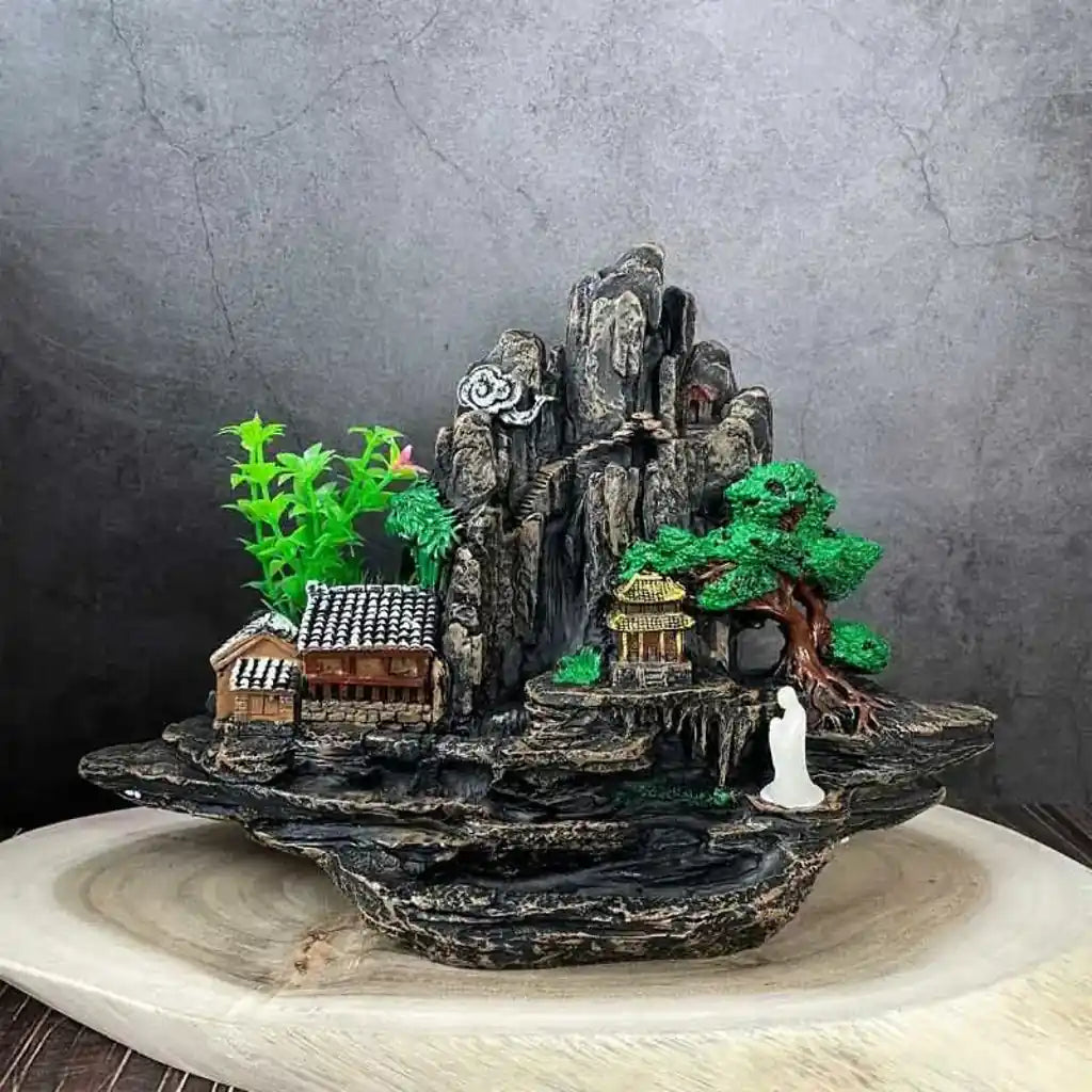 Porta incienso con diseño de montaña sagrada, árbol de la vida y casas orientales, ideal para decoración espiritual y relajación en el hogar