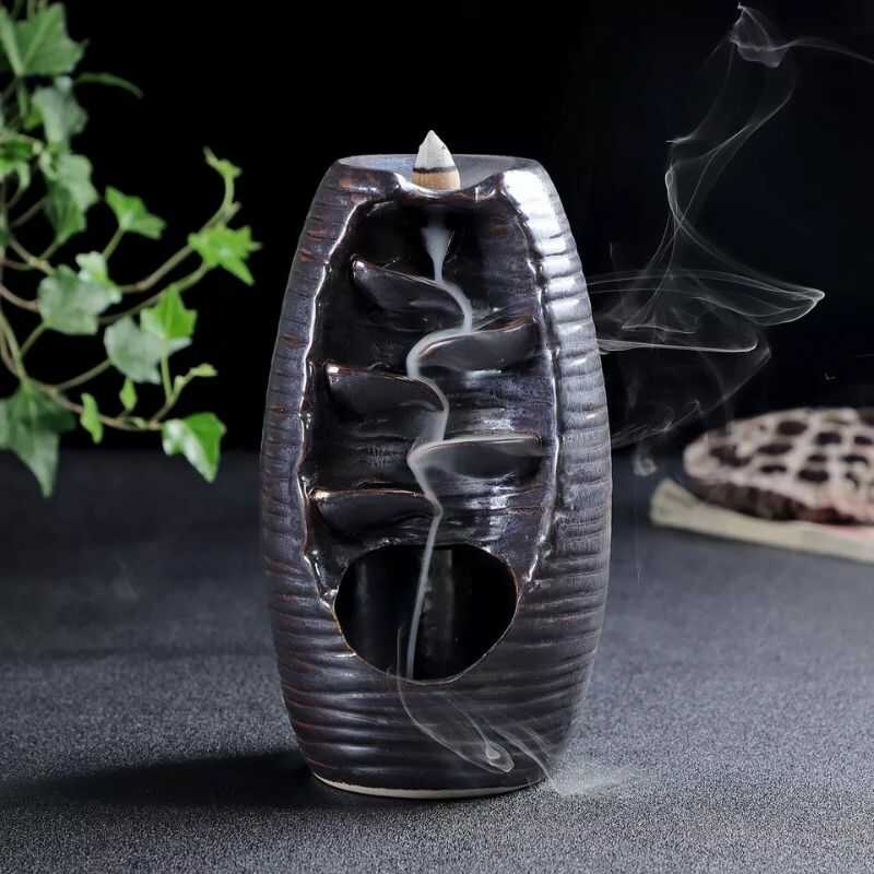 Elegante diseño de porta incienso cascada de cerámica con humo relajante