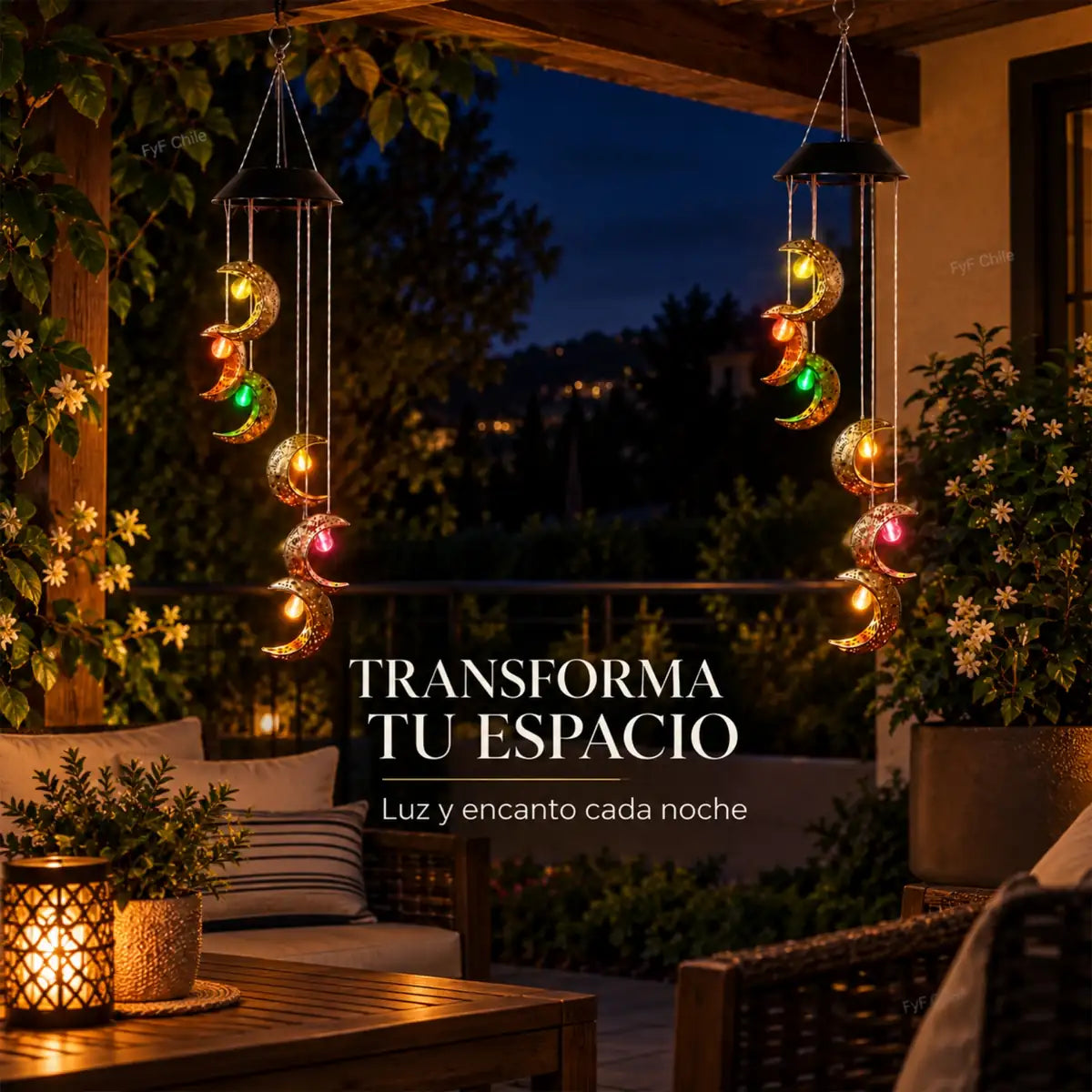 Campanas de viento solares luna LED Pack x2 decorando una terraza con luces multicolor