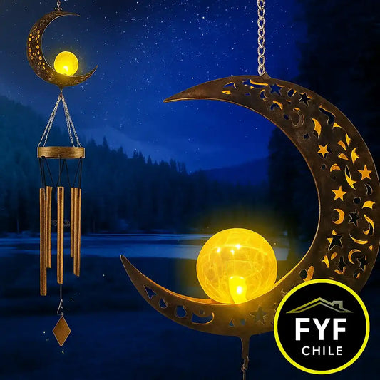 Campana de viento solar con diseño de luna iluminada en LED amarillo cálido, colgando en un paisaje nocturno con fondo de bosque, ideal para decoración mágica de jardín o terraza.
