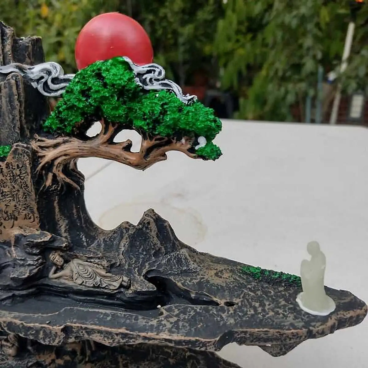 Diseño exclusivo de porta incienso cascada con templo sagrado y nubes