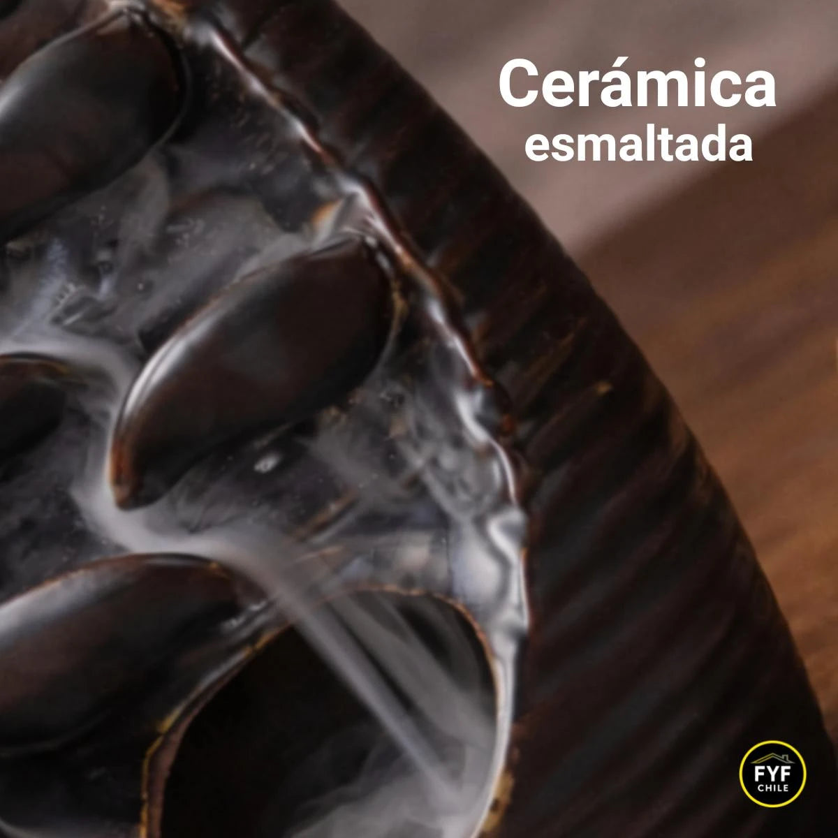 detalle de textura en cerámica esmaltada del porta incienso cascada backflow mostrando acabado brillante y superficie resistente al calor