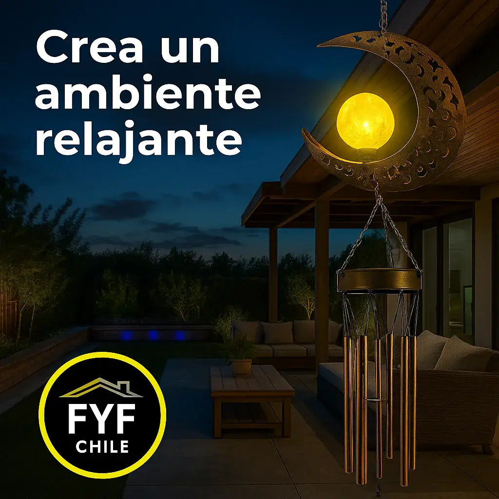 Colgante solar con luna iluminada decorando una terraza de noche, creando un ambiente relajante