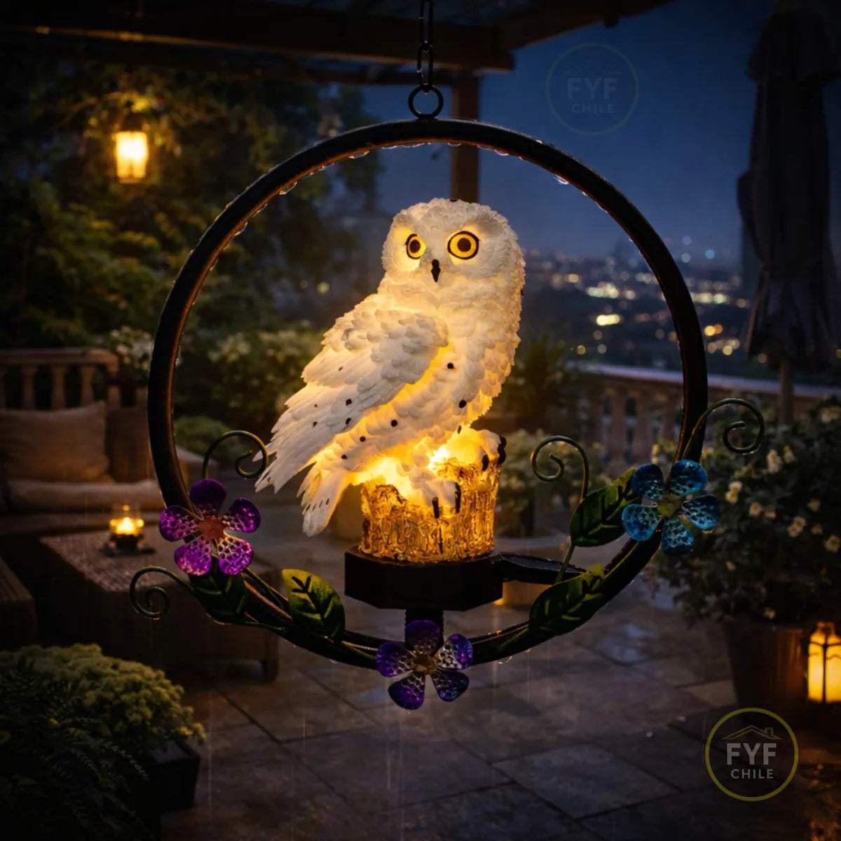 Colgante solar de búho LED iluminado colgando en terraza de jardín durante una noche de lluvia