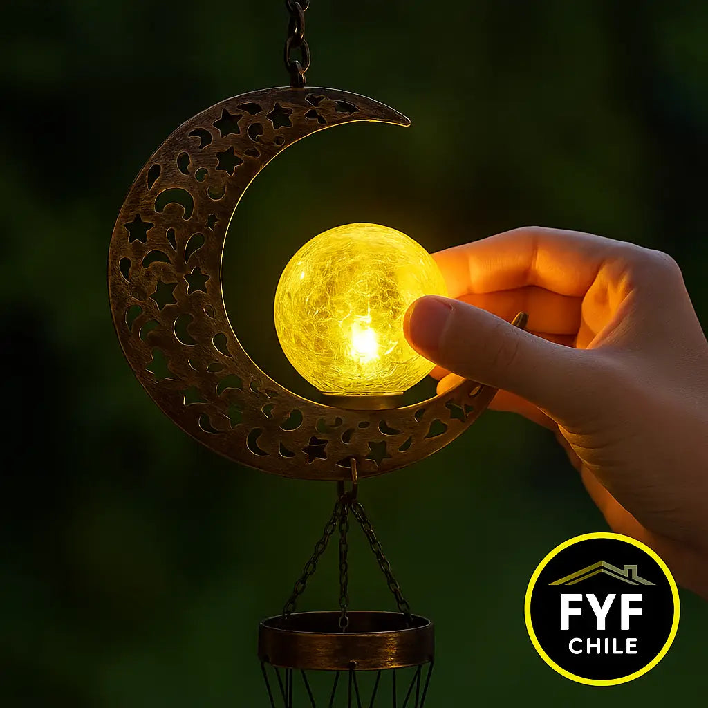 Detalle de esfera LED en luna solar colgante – iluminación cálida para espacios exteriores