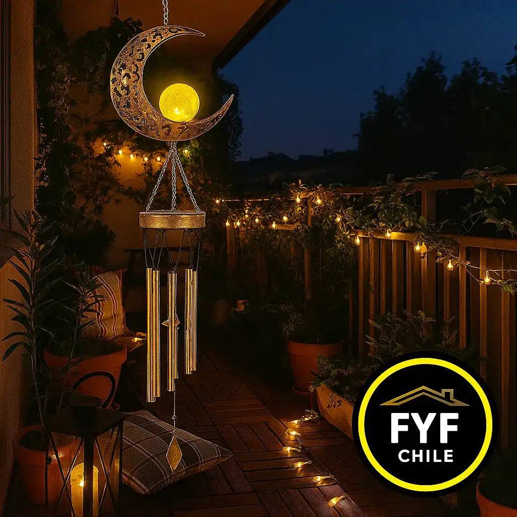 Balcón decorado con colgante solar LED en forma de luna – ambiente romántico y relajante