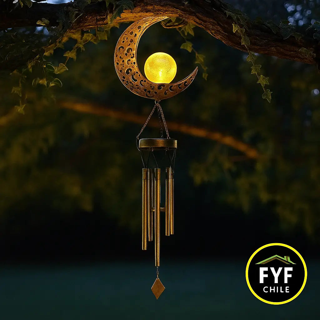 Colgante solar con luna iluminada colgado en un árbol de jardín durante la noche – decoración real en uso exterior