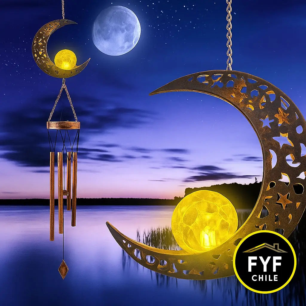 Colgante solar decorativo con luna y esfera LED, campanillas de viento y proyección cálida en un paisaje nocturno.

