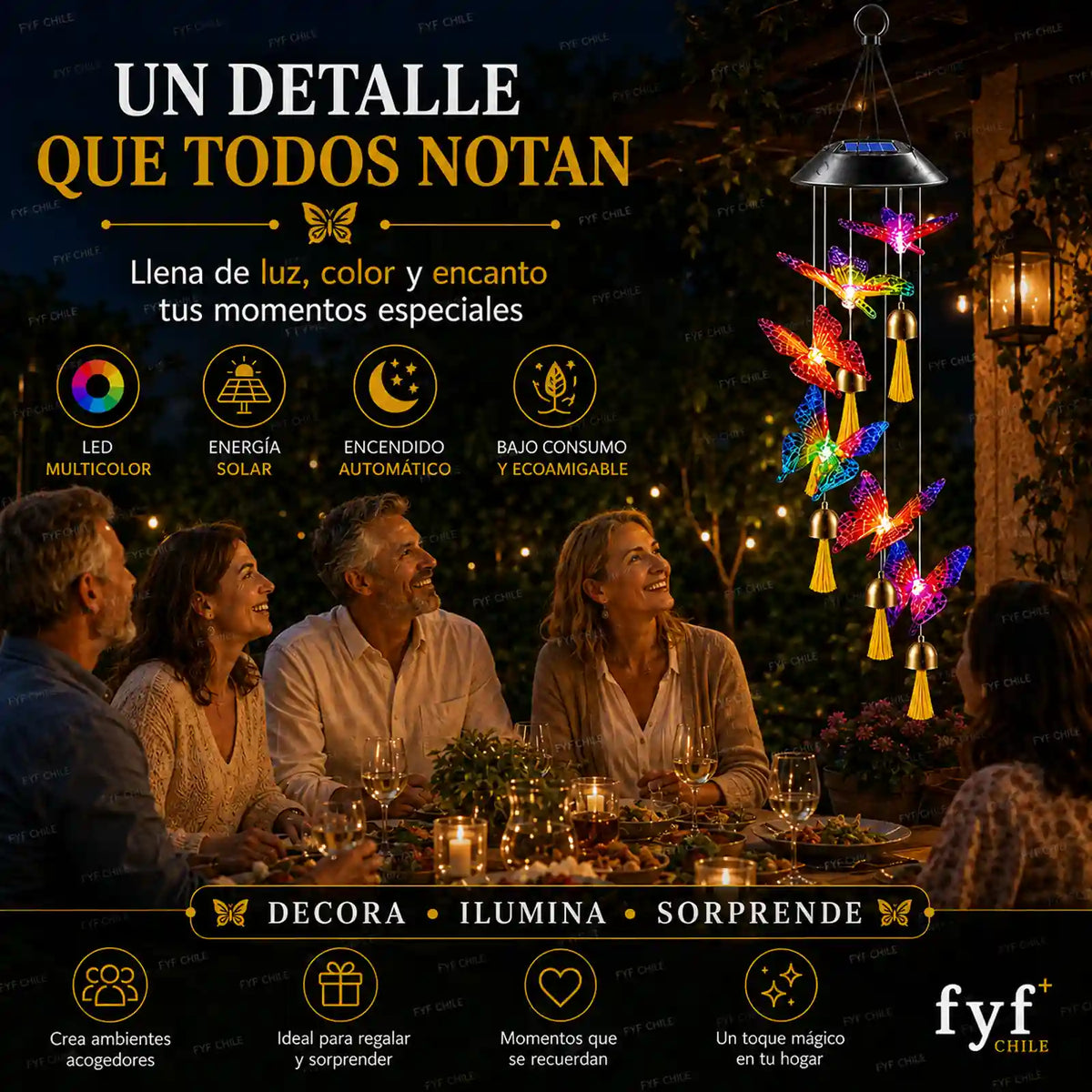 Colgante solar de mariposas LED multicolor con campanillas doradas y flecos amarillos decorando un espacio exterior de noche.