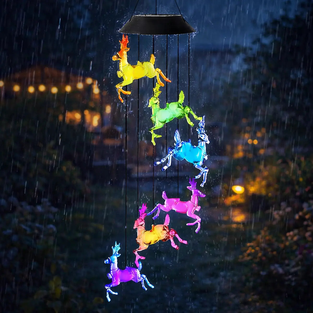 Colgante solar de renos LED multicolor en noche de lluvia con iluminación decorativa exterior resistente al clima