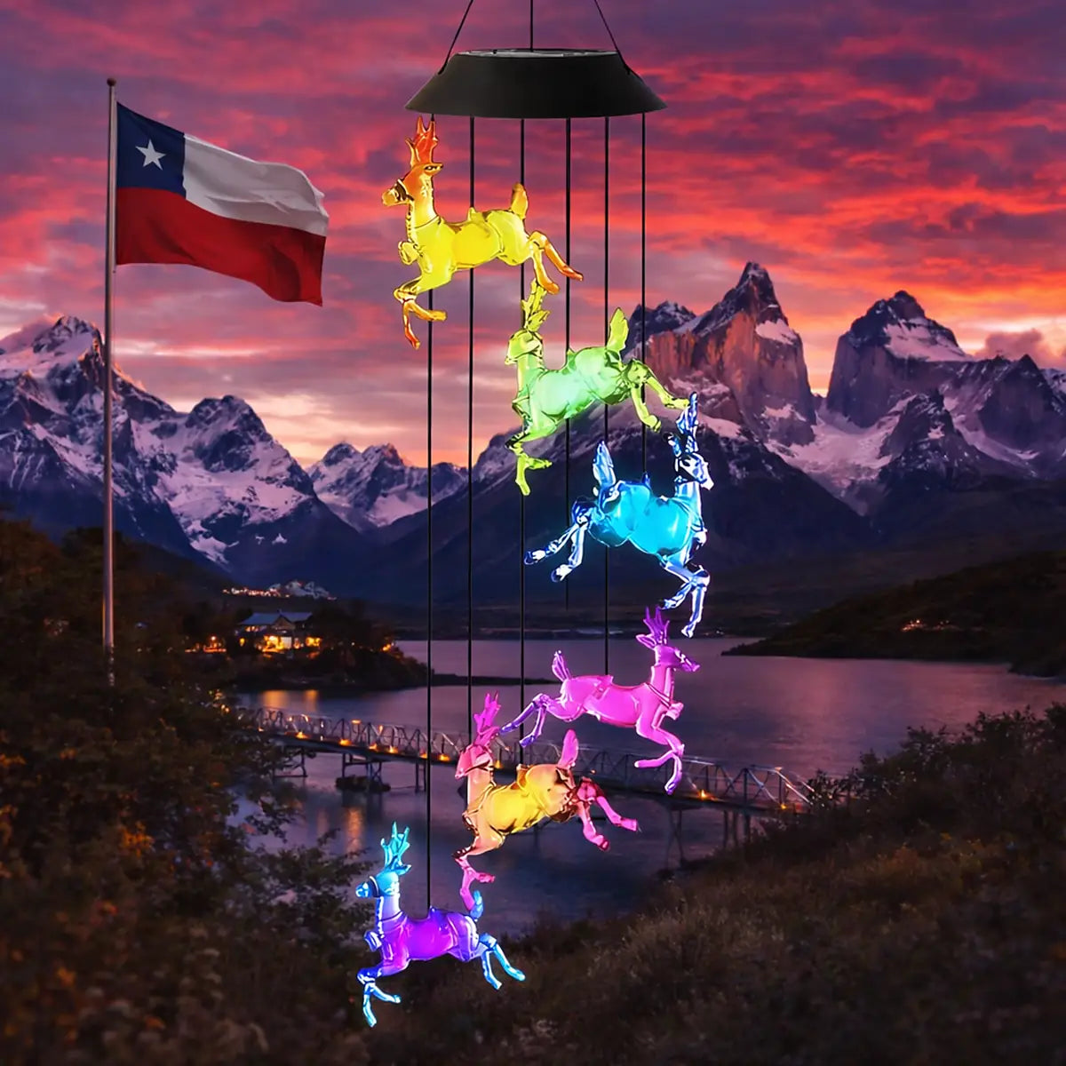 Colgante solar de renos LED multicolor con fondo inspirado en Chile, montañas al atardecer y paisaje iluminado