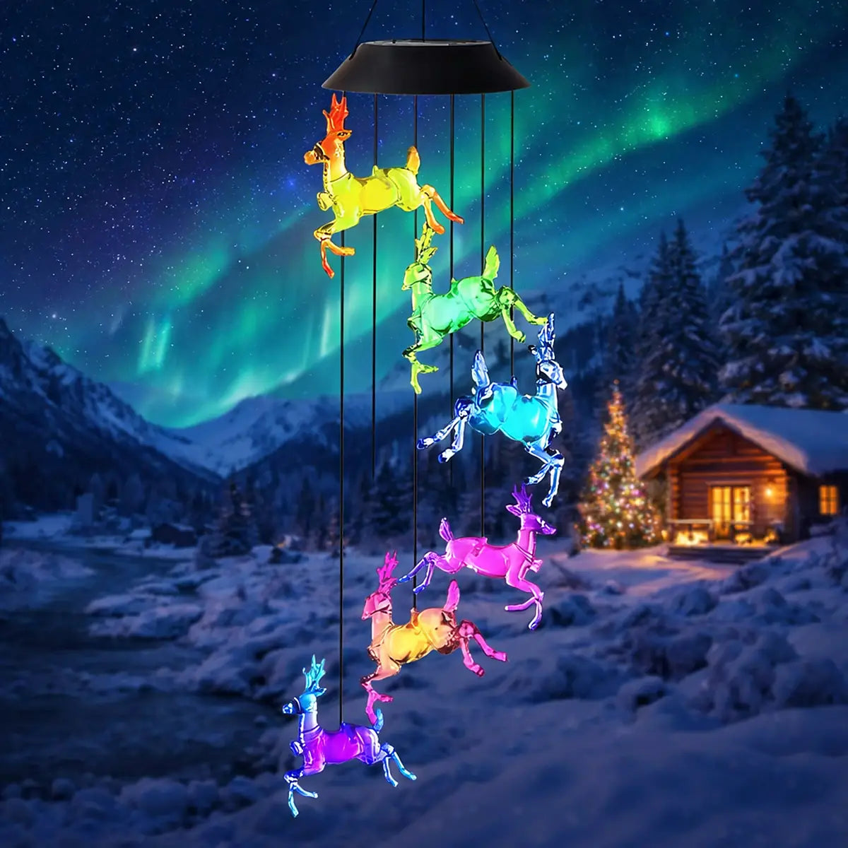 Colgante solar de renos LED multicolor con fondo invernal nocturno, cabaña iluminada y aurora en el cielo