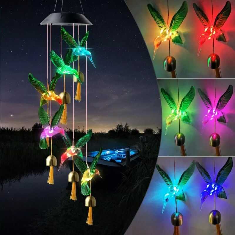 Primer plano del colibrí con luces LED y campanillas decorativas