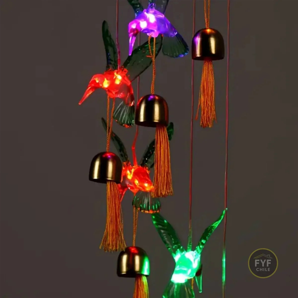 Colgante solar de colibríes LED multicolor con campanillas doradas, ideal para decorar jardín, terraza o balcón