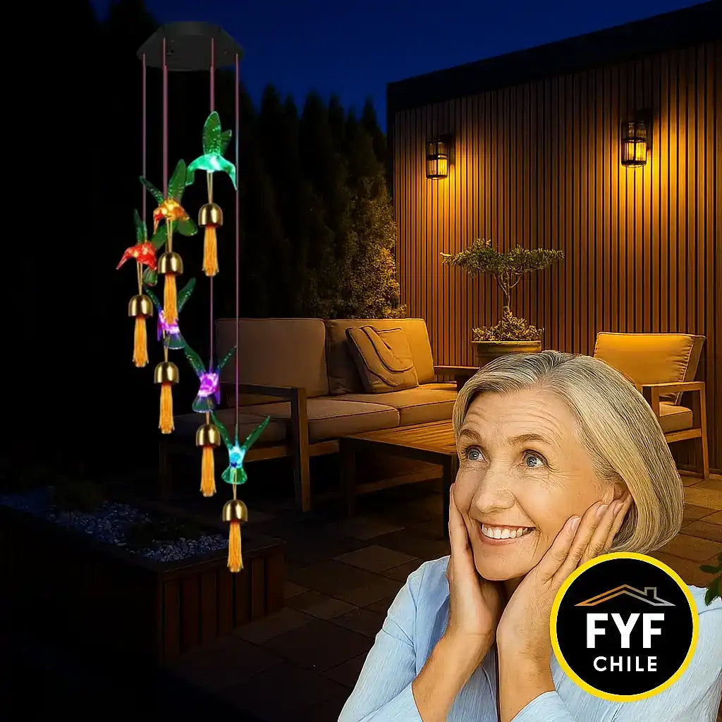 Colibrí solar colgante iluminado en jardín nocturno, con campanillas doradas y mujer feliz admirando el regalo