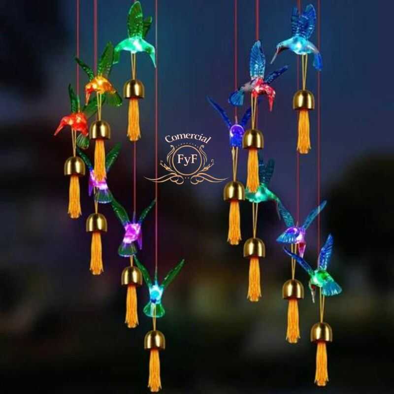 Colgante solar con colibrí funcionando bajo la lluvia