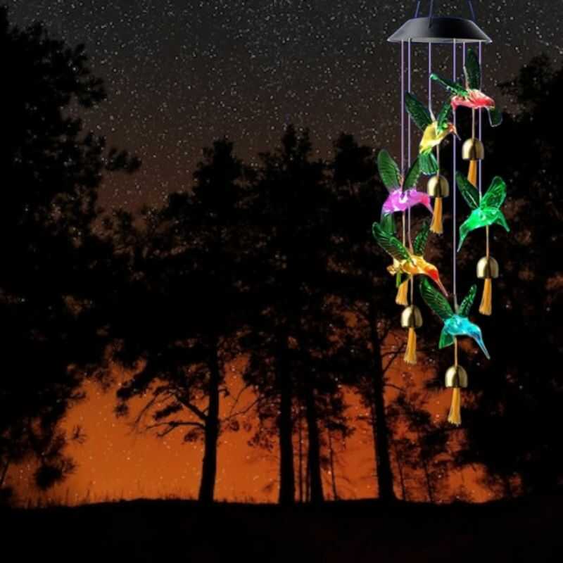 Cliente feliz usando el colgante solar de colibrí en su jardín