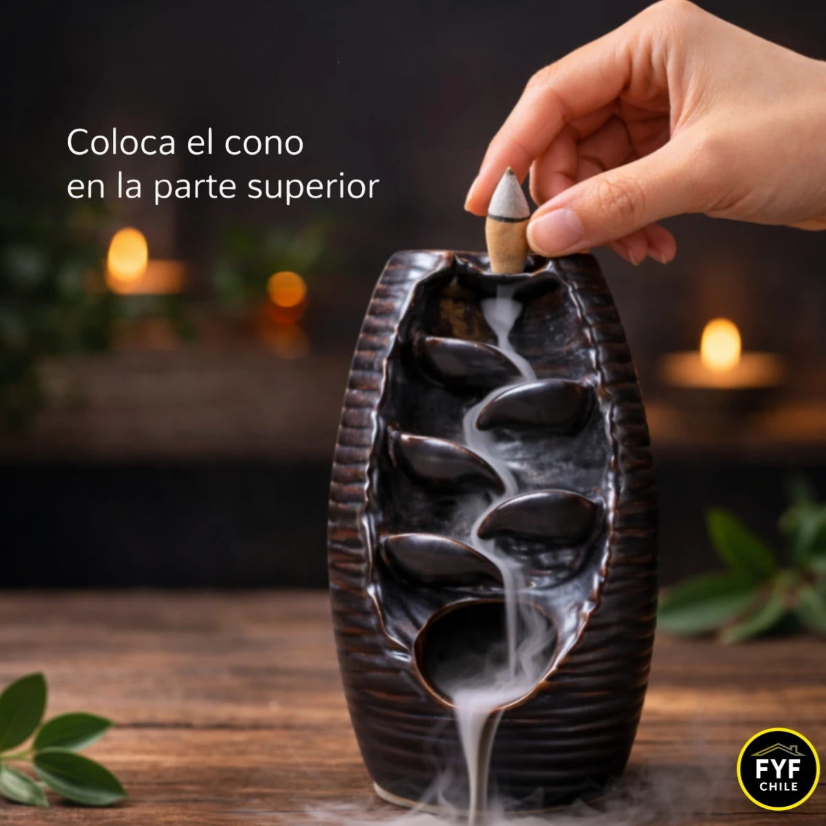 mano colocando cono de incienso backflow en la parte superior del porta incienso cascada para iniciar el efecto de humo descendente aromático