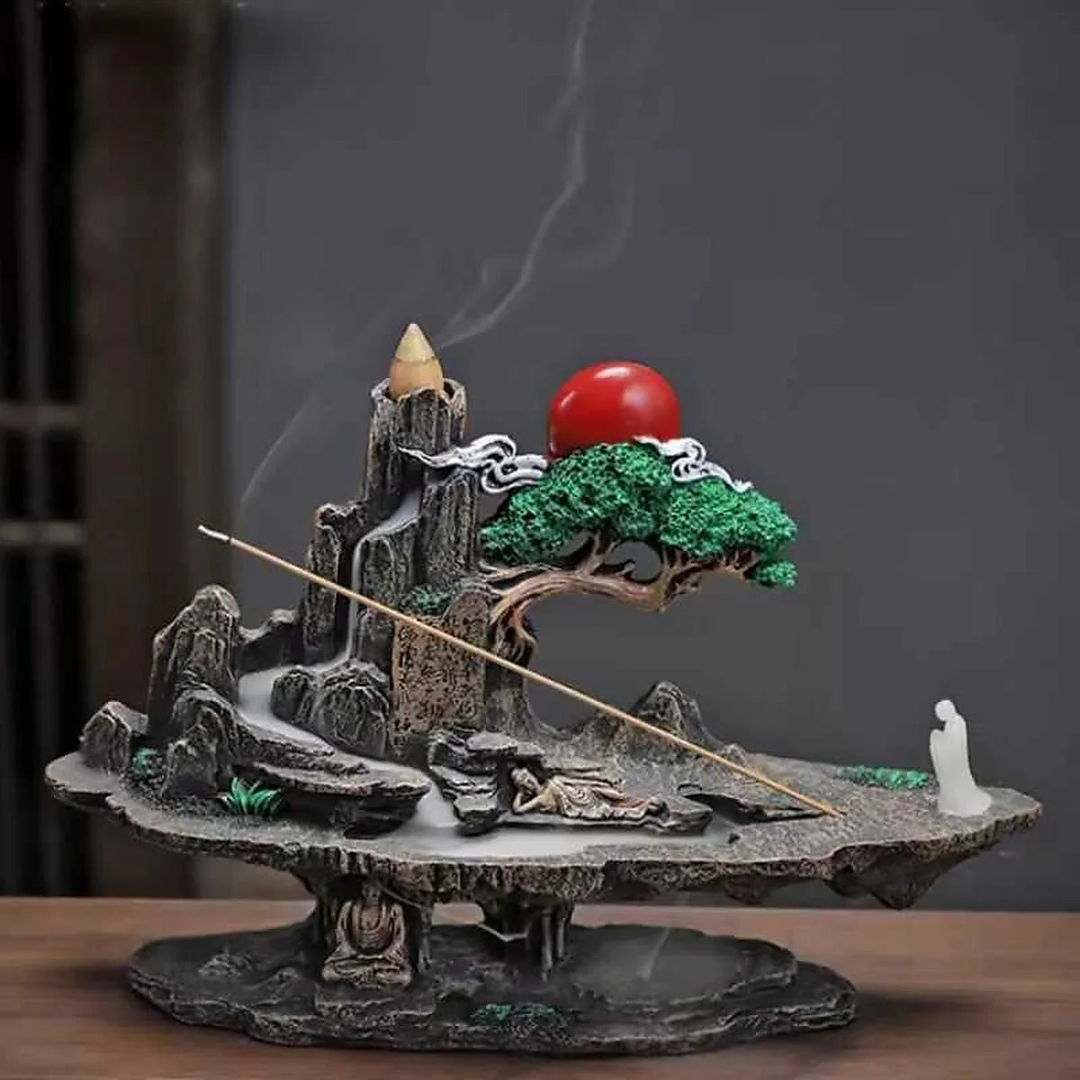 Diseño de montaña sagrada en porta incienso cascada de humo