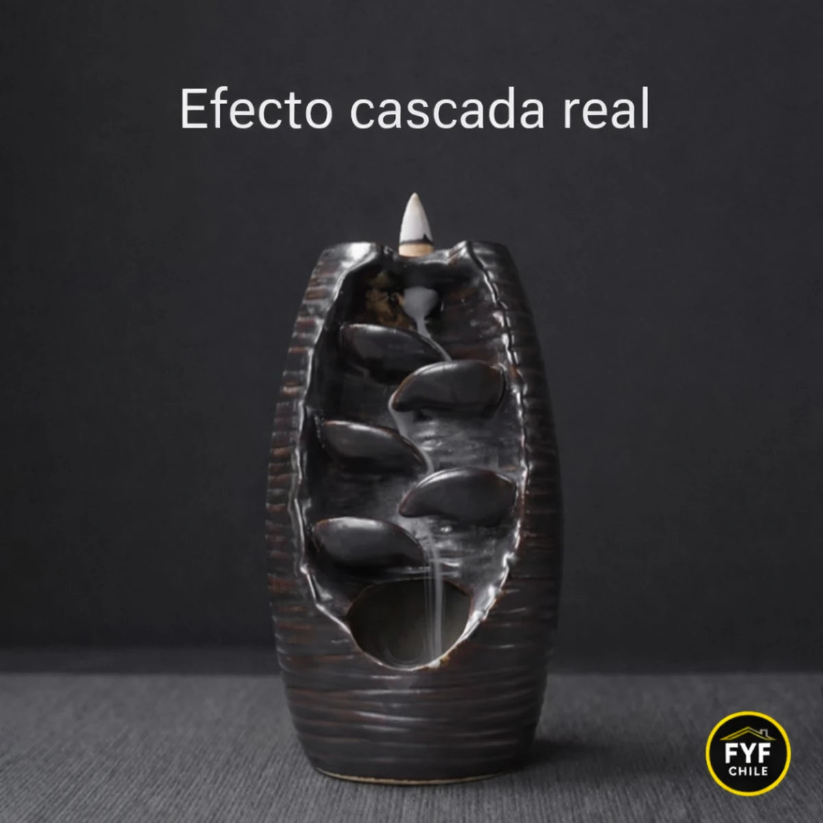 efecto real de humo descendente en porta incienso cascada backflow funcionando con cono aromático encendido sobre quemador zen de cerámica