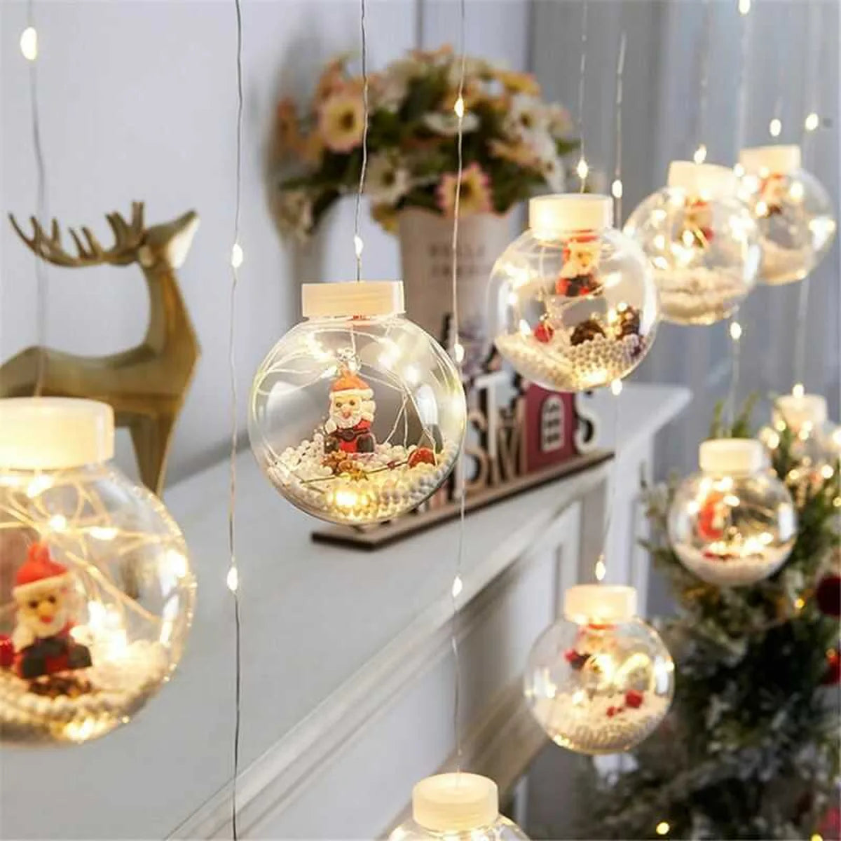 Guirnalda de esferas navideñas solares LED colgando en interior con decoración cálida y festiva