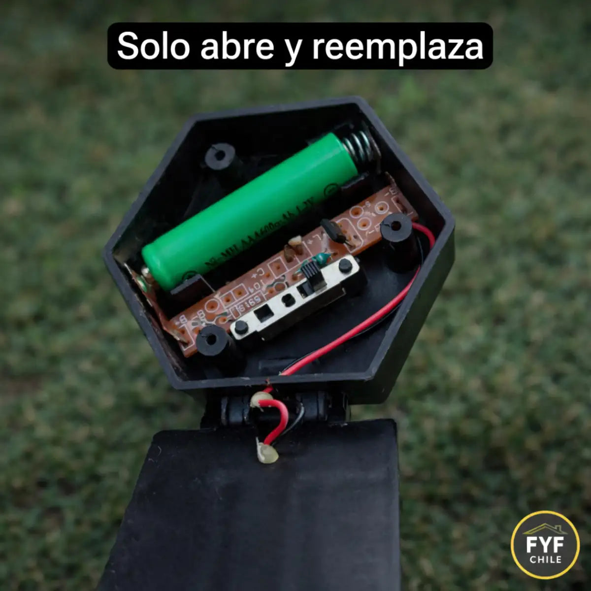 Instalación de pilas solares AAA en guirnalda solar decorativa