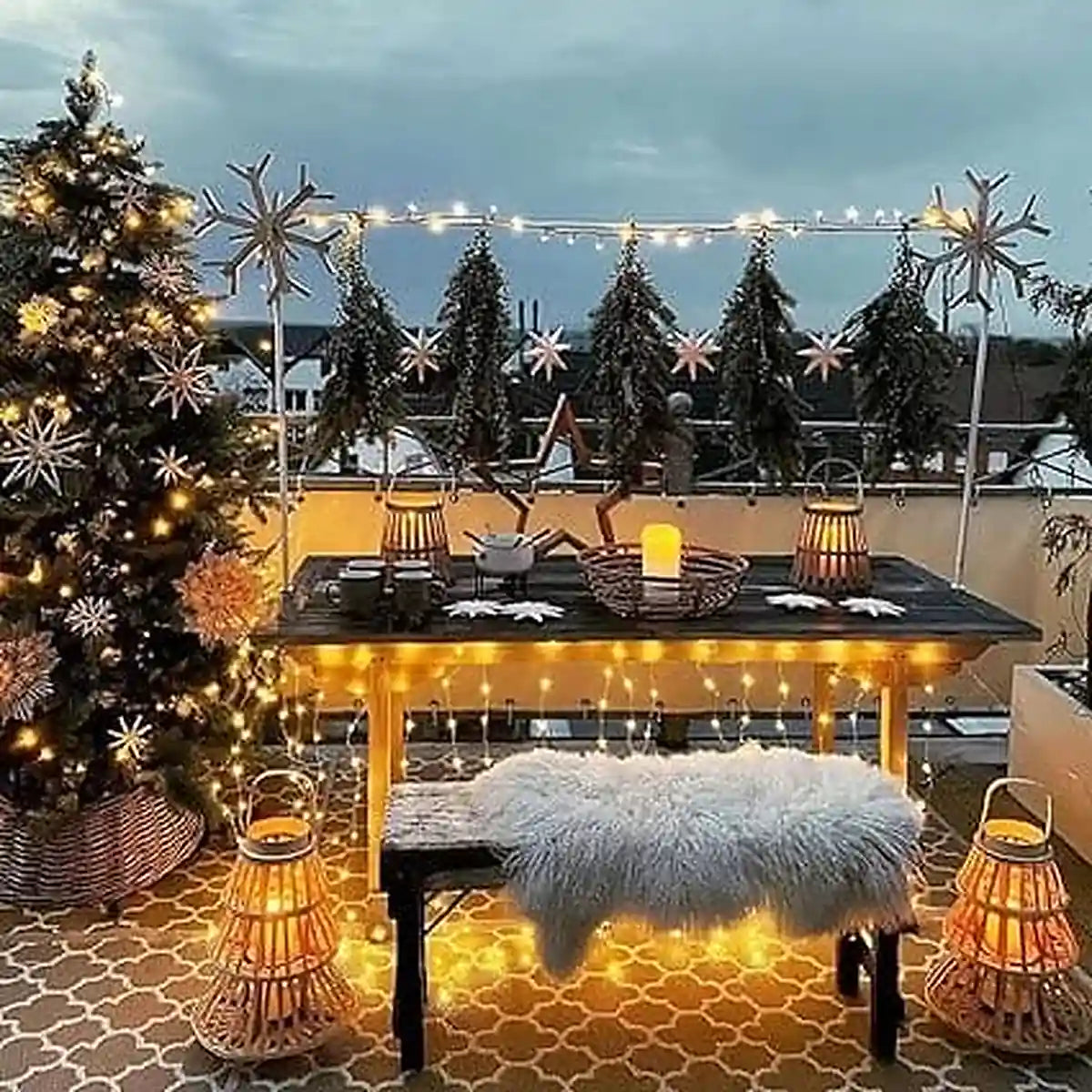Luces solares decorativas en terraza navideña con mesa iluminada, árbol de Navidad y ambiente cálido exterior