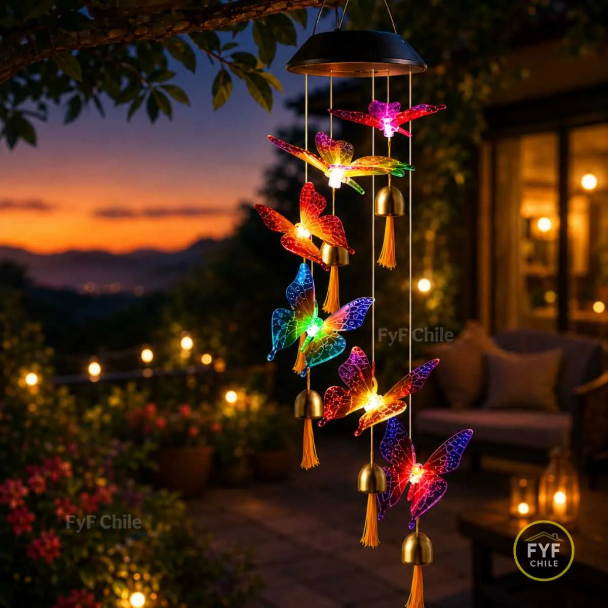 Mariposas solares LED para jardín con campanillas doradas y luz multicolor, colgante decorativo solar FyF Chile.