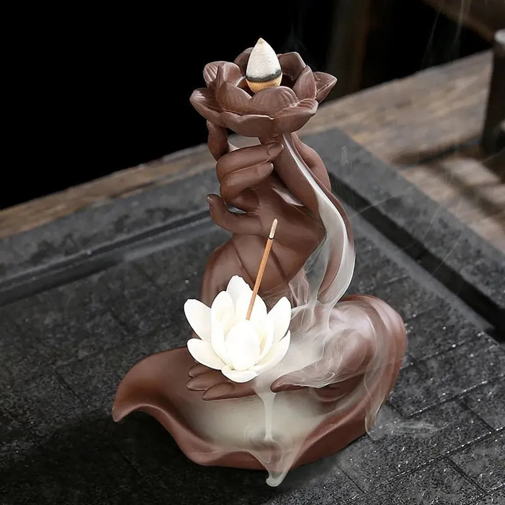 Porta incienso cascada con diseño de mano y flor de loto, ideal para meditación y decoración zen