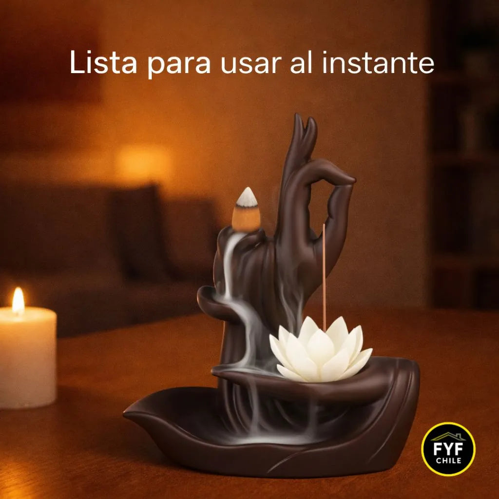 Quemador de incienso cascada zen con flor de loto en uso real.